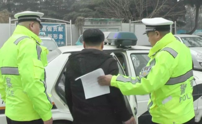 福建一名男子骑车示爱被拒强行挂女子车上,你如何看待该名男子的行为?