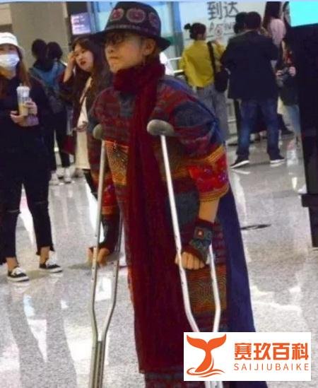 62岁的杨丽萍拄拐被拍，仙气荡然无存