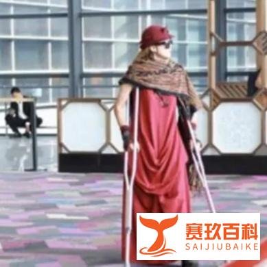 62岁的杨丽萍拄拐被拍,仙气荡然无存