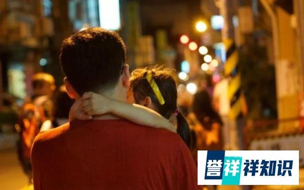 父亲聚餐把烧鸡腿全夹给女儿,疼爱孩子同时能不能考虑别家孩子?