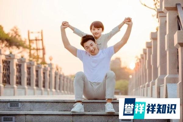 父亲聚餐把烧鸡腿全夹给女儿,疼爱孩子同时能不能考虑别家孩子?