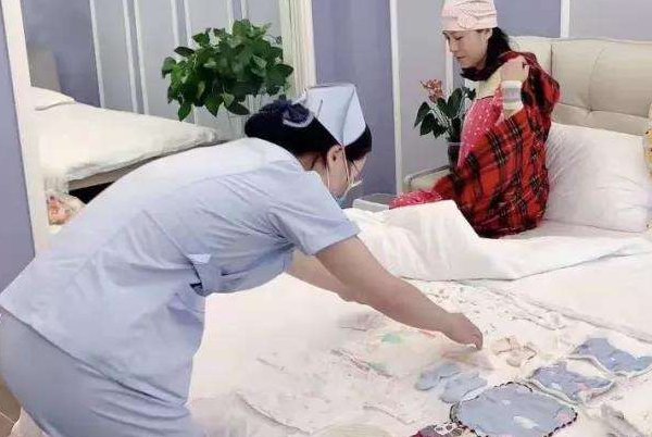 湖南长沙一名17天大婴儿遭月嫂失手摔地,月子中心负责人对此事作何辩解?