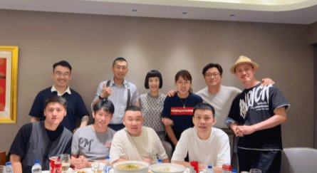 演员张泰维结婚，贾玲证婚激动落泪，搭档张小斐未现身，如何看？