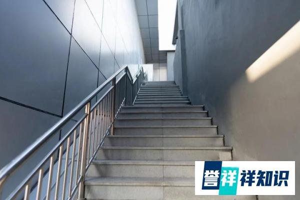 想不开?韩国行政机器人冲下楼梯“自杀”,为当地此类事件第一宗