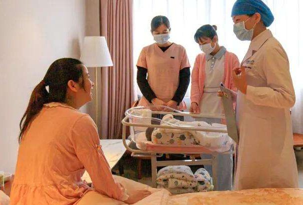 湖南长沙一名17天大婴儿遭月嫂失手摔地，月子中心负责人对此事作何辩解？
