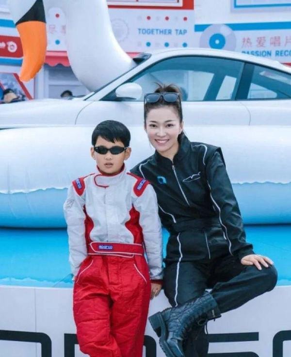 她是东方卫视主持人,离异后11年独自抚养儿子,如今事业有成,儿子帅气