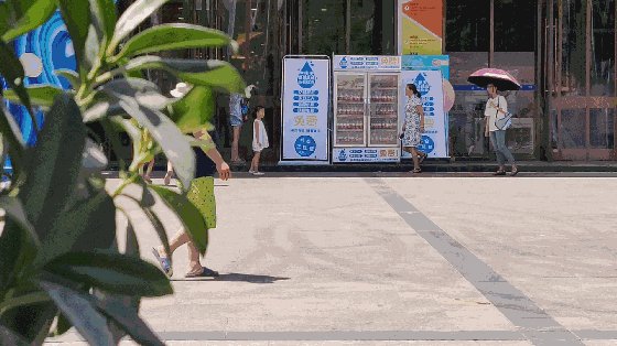 暖心！成都免费取水冰柜里的水越取越多，你有被大家的举动感动到吗？