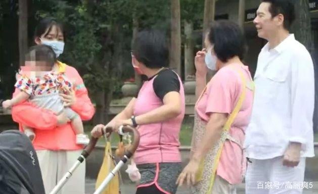 向华强与儿媳郭碧婷公园遛娃，一改硬汉形象，抱着孙女的向华强有多慈祥