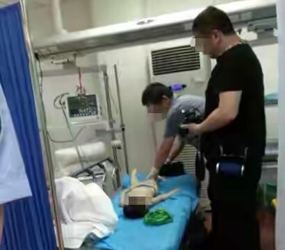2岁儿子遭父亲摔死,母亲在一旁录像,为何不阻止?