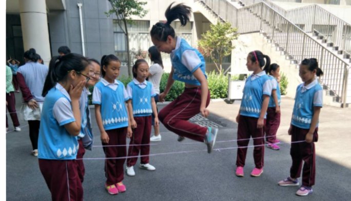 同学们，在学校里会做些什么呢？根据场景写一写，操场上教室里