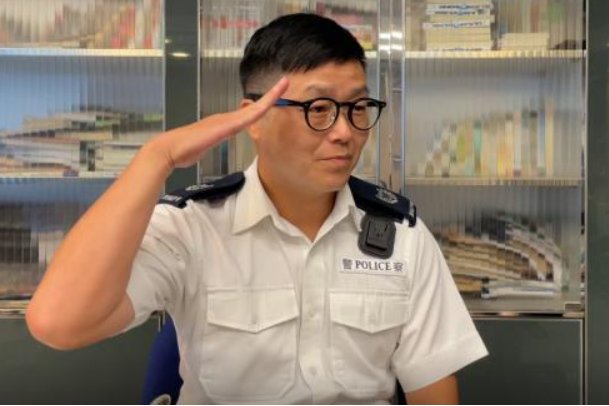 向港警敬礼的深圳海关关员找到了!其举动为何会戳到你?