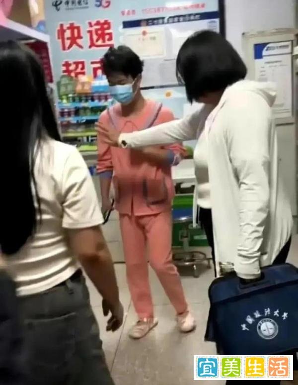 两高校同时出事,男扮女装进女浴室偷拍均被抓