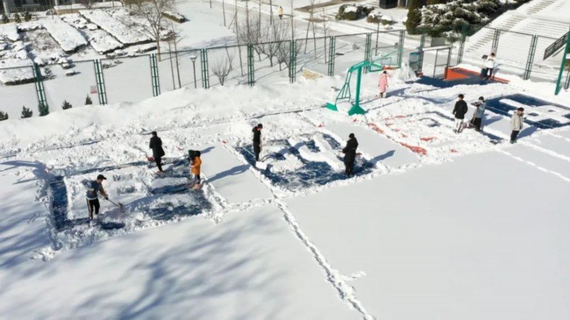 雪后大连理工惊现巨幅8个大字画作！这波操作为何如此热血？