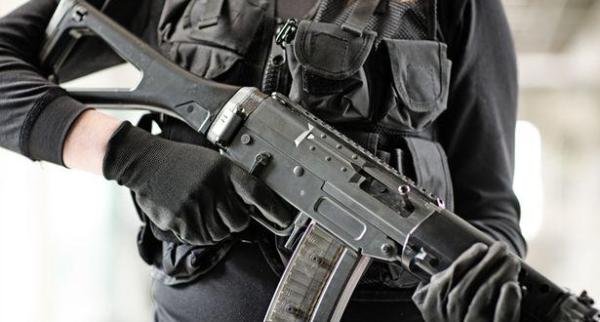 恐袭中的英雄:女警察以一敌五!射杀四名恐怖分子!