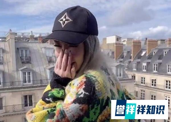 萧亚轩跛脚现身巴黎,再被质疑整容,脸僵、嘴歪、下巴很不自然