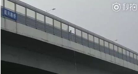 杀害空姐嫌犯是在哪里溺亡？