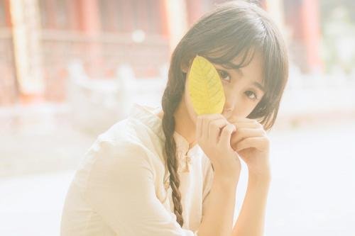 袅娜少女羞,岁月无忧愁。出处?什么意思
