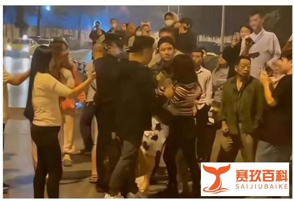 活该！重庆3名女子醉酒挑衅全小区，被小区的人打惨了！