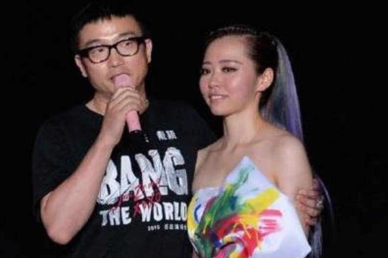 把张靓颖当“人肉提款机”被“逼婚”,情断两年后,冯轲现状怎样?
