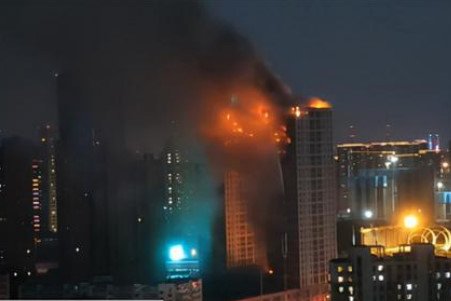 大连地标失火留黑色伤疤，里面的住户怎么办？究竟该找谁赔？