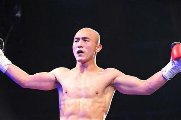 泰国最强的拳王播求,是如何被武僧一龙击败的?