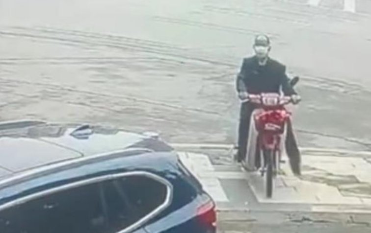 广东一老人骑摩托撞宝马，家属向车主索赔，车主需要担责吗？