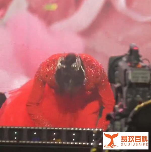 云朵昆山演唱会上说：师傅师娘是再生父母，唱《爱是你我》时下跪