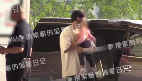 王传君终于官宣恋情！直呼齐溪为我家老师，两人姐弟恋疑似已有娃