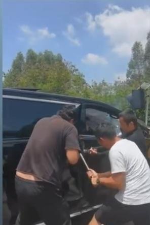 事故!百万级豪车门自动锁死,救援人员遭网友吐槽 星晨妇儿提醒