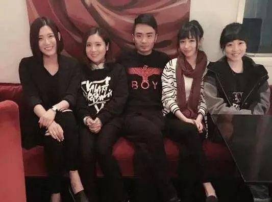 她曾是斗鱼F4之一，冯提莫也被她罩着,熊猫倒闭后强势回归?