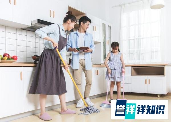 一岁多萌娃单手打鸡蛋，穿尿不湿炒菜，网友：忘喝孟婆汤的大厨