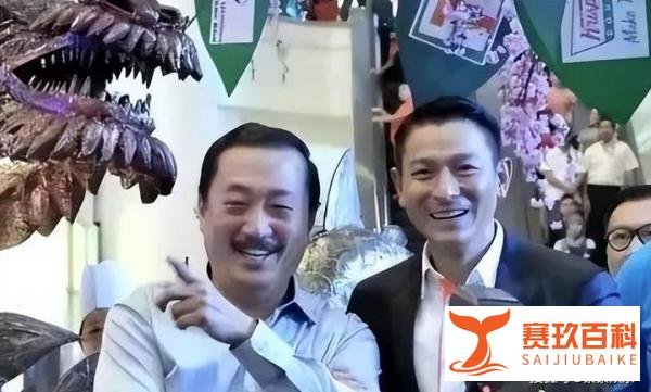 刘德华和朱丽倩给舅舅拜年，富豪陈志远抱孙子在豪宅中晒全家福