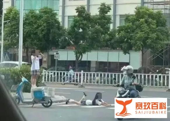 无视车辆、搔首弄姿!少女斑马线上拍“大片”引争议:被网红毁掉的孩子,醒醒吧!