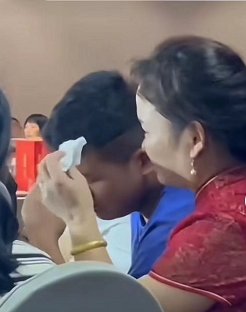 姐姐出嫁，弟弟坐席上哭成泪人，该怎样看待这样的姐弟感情呢？