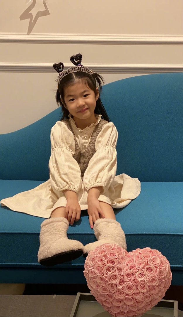 章子怡晒全家福为女儿庆生,她们一家人的生活有多幸福?