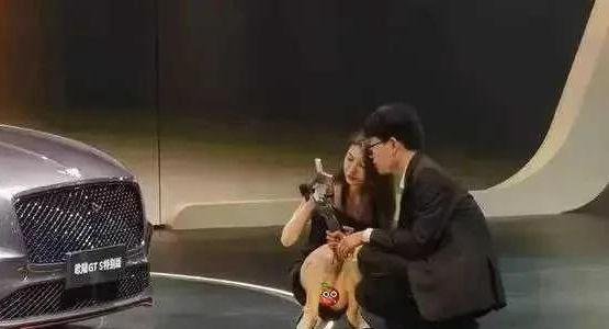 上海车展又出状况,宾利的女销售疑似没穿内衣,在下蹲的时候走光