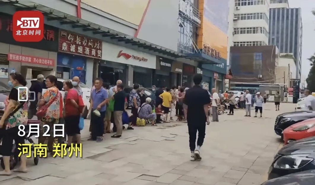 数百大妈为领免费米被挤倒后受伤值得吗？