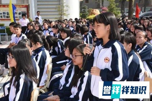 感动！毕业生穿校服回母校悄悄看老师，假装睡觉给老师制造惊喜！