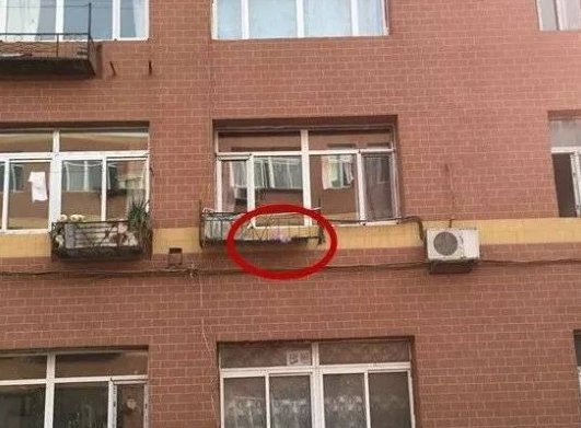 辽宁大妈高空抛屎并打伤邻居,被拘后不服上诉,法院最后是如何判的?