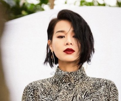 胡杏儿发长文挺老公，却因用词不恰当惹争议，网友们是否双标过头了？