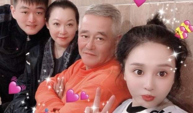 关于赵本山儿子吃盒饭抽10元烟这件事,你有何看法?