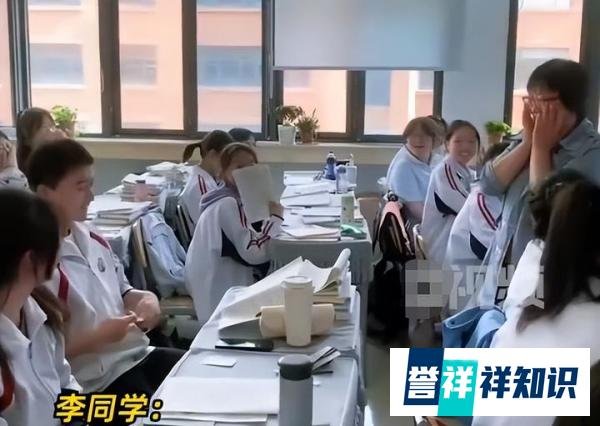 感动！毕业生穿校服回母校悄悄看老师，假装睡觉给老师制造惊喜！