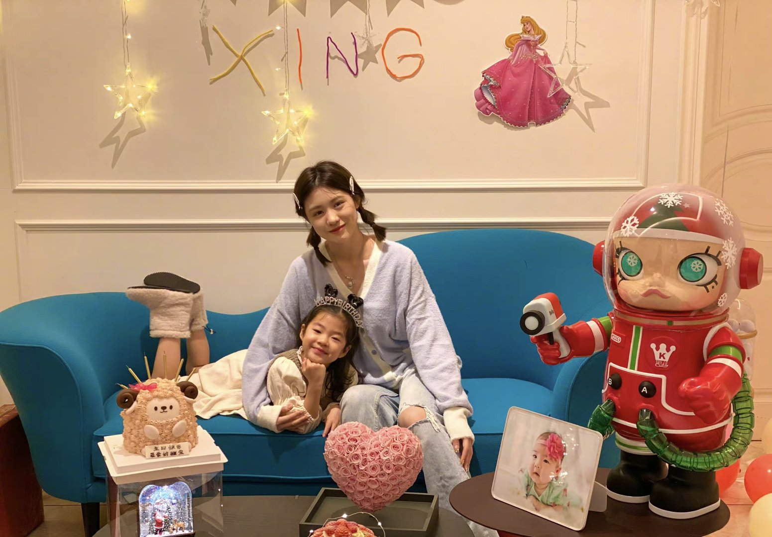 章子怡晒全家福为女儿庆生,她们一家人的生活有多幸福?