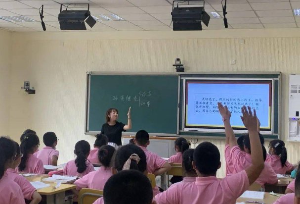 布在田字格的正确写法