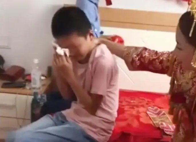 姐姐出嫁,弟弟坐席上哭成泪人,该怎样看待这样的姐弟感情呢?
