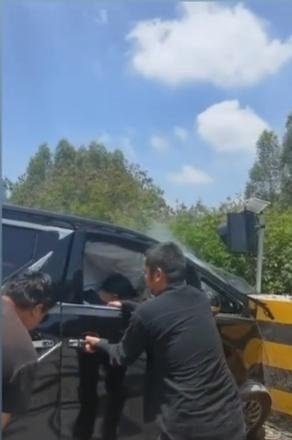 事故！百万级豪车门自动锁死，救援人员遭网友吐槽 星晨妇儿提醒