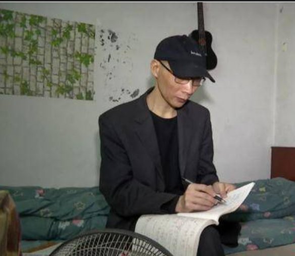 长沙一男子蜗居在8平方房内21年写《红楼梦》，他为何这么做？