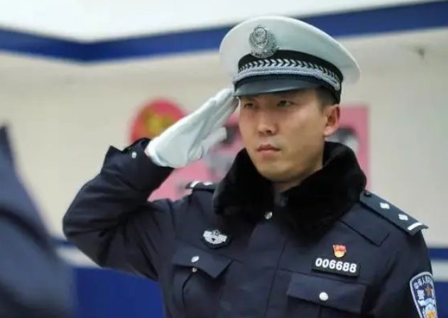 向港警敬礼的深圳海关关员找到了!其举动为何会戳到你?