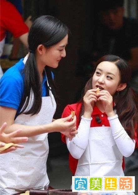 赵丽颖问谢娜要金锁,谢娜只想给银锁,网友调侃今年流行钻石锁