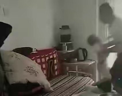 2岁儿子遭父亲摔死，母亲在一旁录像，为何不阻止？